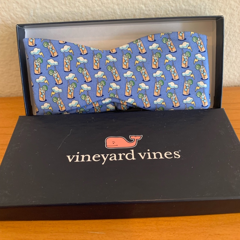 NWT Vineyard Vines Adjustable Bow Tie Blue Cocktails & Thunder Clouds 100% Silk